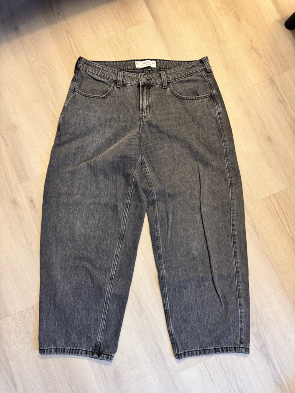 Hollister Low-Rise Taper Baggy Jeans in Faded Black